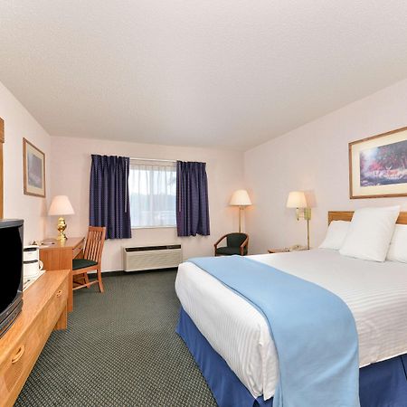 Americas Best Value Inn & Suites - Tahquamenon Country Newberry Exterior photo