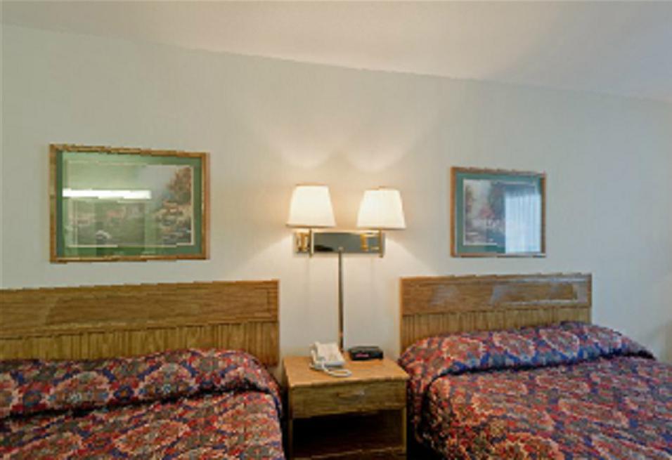 Americas Best Value Inn & Suites - Tahquamenon Country Newberry Room photo