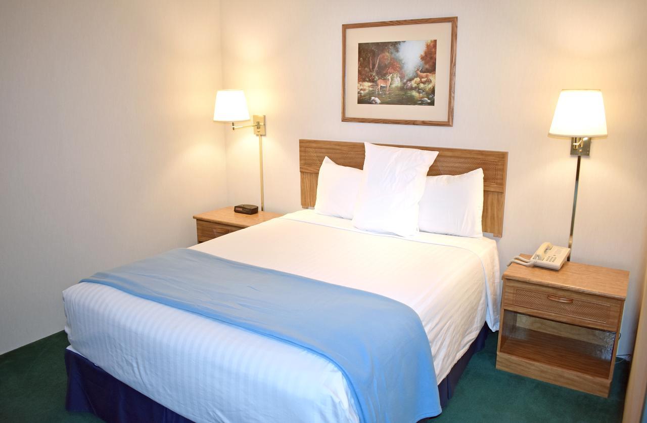 Americas Best Value Inn & Suites - Tahquamenon Country Newberry Exterior photo